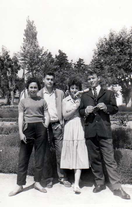 Dans les jardins du Lycée le 12 mai 1957 .