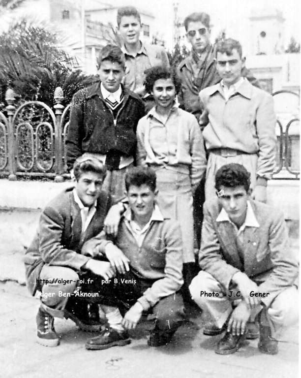 Equipe de Basket minimes de l'ASLBA à Orléansville en 1952 , avant un match contre l'équipe scolaire de la ville