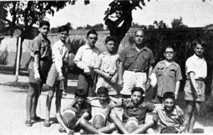 Equipe d' Escrime des Minimes du LBA - Juin 1952 - Maître d' Armes : M. Riou.