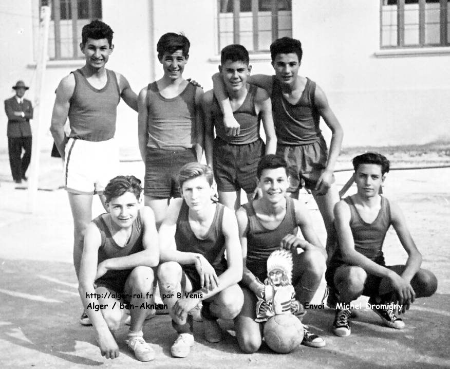 Equipe des Volleyeurs-Cadets du LBA, vainqueurs le 19.03.1953 de la Finale du Championnat Départemental d' Alger à Blida, qualificative pour les Jeux d' AFN Scolaires et Universitaires de Sidi Bel Abbès de Pâques 1953.